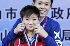 周也深蓝棒球帽配白衬衫亮相2025年中超最新积分榜篮球分析竞彩篮球推荐